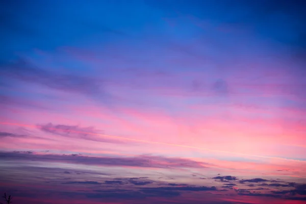 Hermoso cielo de color azul y rosa — Foto de Stock