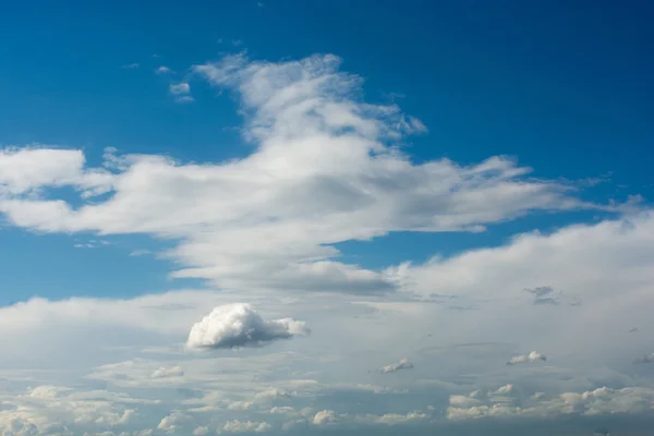 Cielo blu con nuvole — Foto Stock