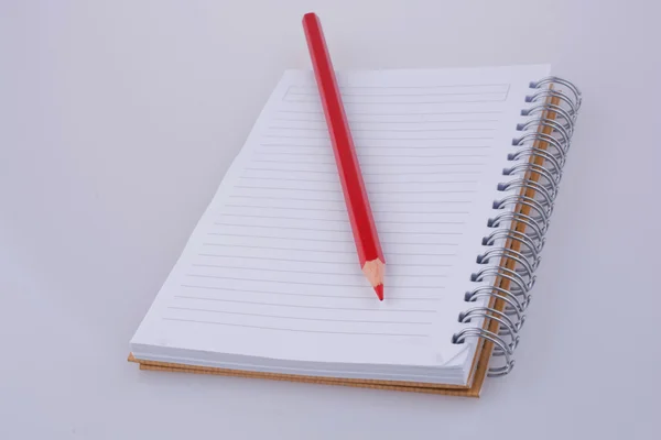 Farbują ołówek na notebooku — Zdjęcie stockowe