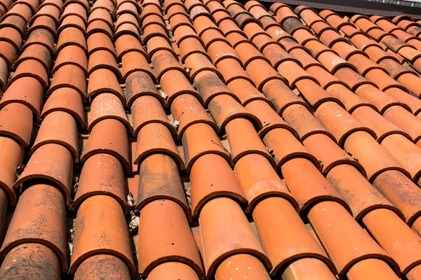 주거 건물에 갈색 기와 지붕 — 스톡 사진