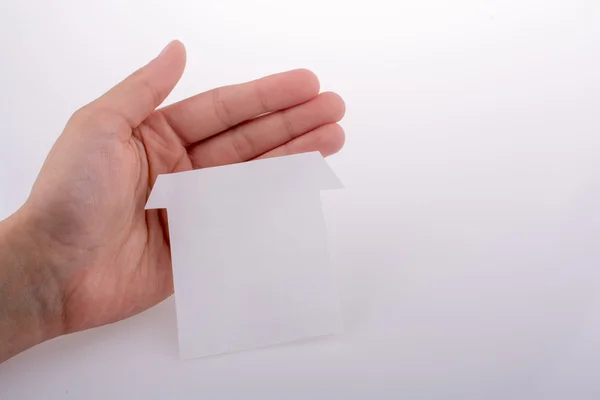Mão segurando uma casa de papel — Fotografia de Stock