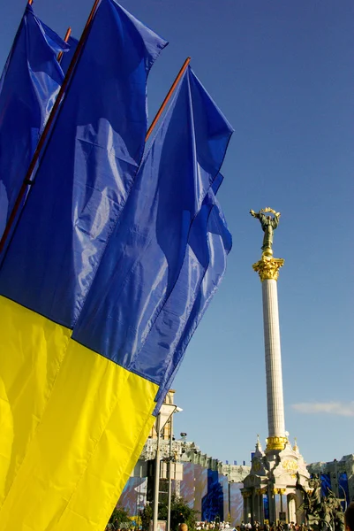 Plaza de la independencia de Kiev y la bandera de Ucrania — Foto de Stock