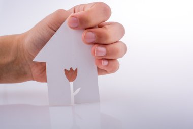 Bir kağıt ev tutan el