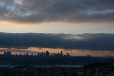 Istanbul cityscape bulutlar altında