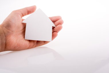 Bir kağıt ev tutan el
