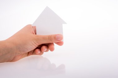 Bir kağıt ev tutan el