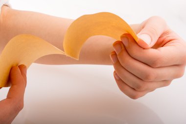 bir kağıt tutan el