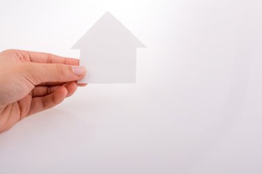 Bir kağıt ev tutan el