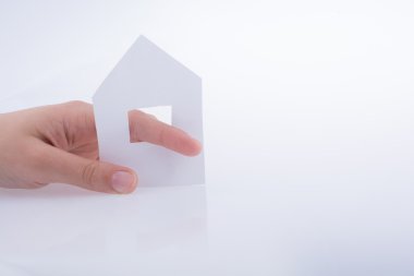 Bir kağıt ev tutan el