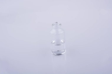 Küçük cam şişe su ile