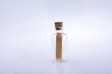 Küçük cam şişe elinde boş