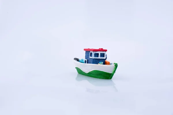 Маленькая красочная модель лодки с окнами — стоковое фото