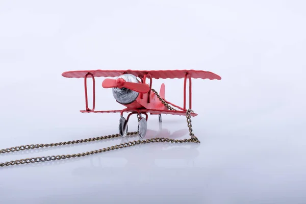 Pequeno avião modelo de metal no chão — Fotografia de Stock