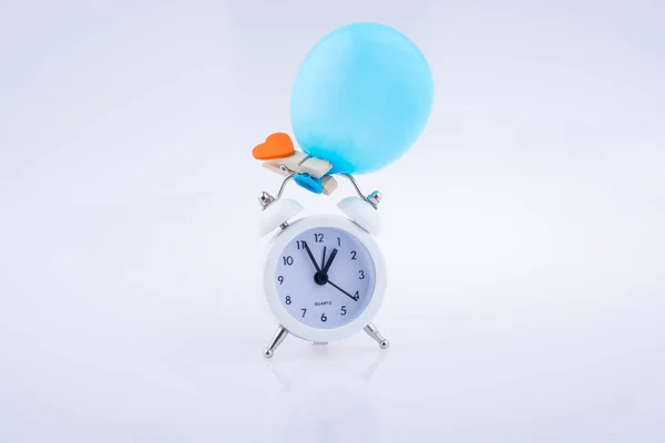 Alarm clock and a balloon with a heart — Stock Photo, Image