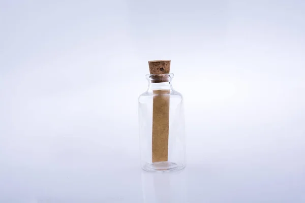 Маленька порожня скляна пляшка в руці — стокове фото