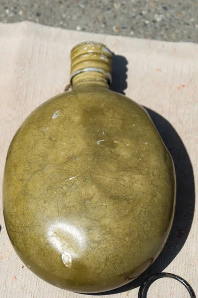 Ročníku staré armády láhev na dřevěnou podlahu — Stock fotografie