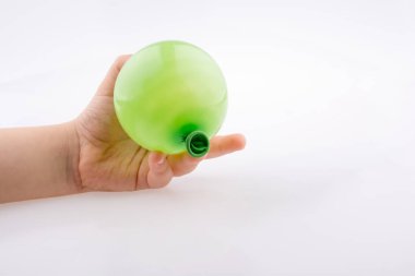 Çocuk elinde renkli küçük balon 