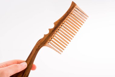 Bir metal saç tarak diş