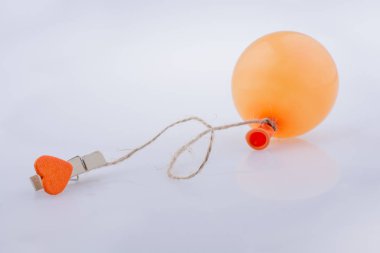 Bir balon bir dize ile bağlı kalp