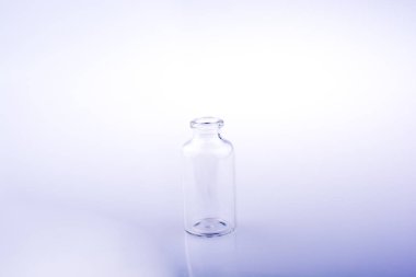 Küçük cam şişe el