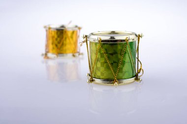 Küçük renkli oyuncak davul 