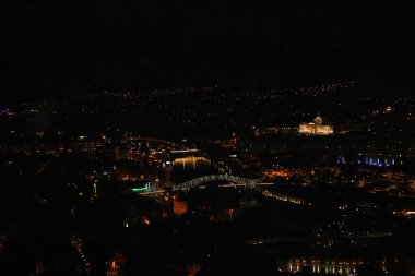 Tbilisi panoramik manzaralı geceleri