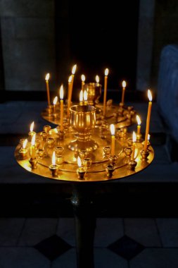 Koyu arka plan üzerinde yanan mumlar