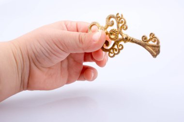 Retro bir tarza sahip anahtar tutan çocuk el 