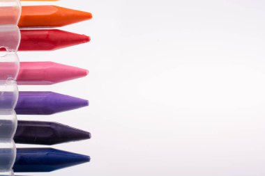 Çeşitli renkteki boya kalemi