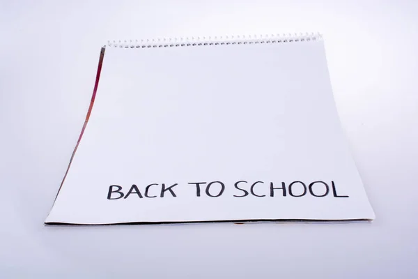 Notebook en terug naar school-titel — Stockfoto