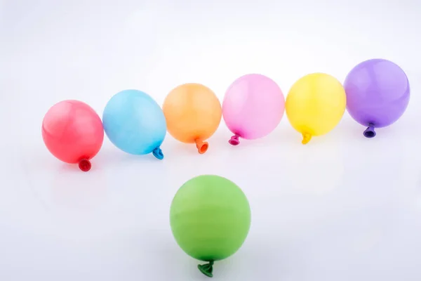 Balões pequenos coloridos na linha — Fotografia de Stock