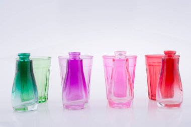 Küçük renkli şişe ve bardak