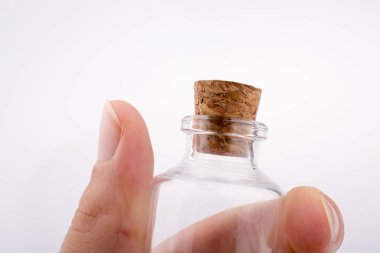 Küçük cam şişe elinde parfüm