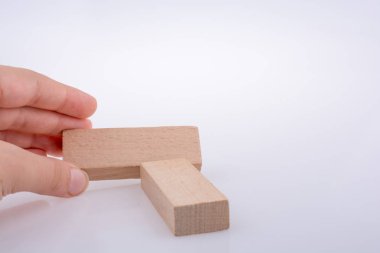 Beyaz arka plan üzerinde ahşap domino