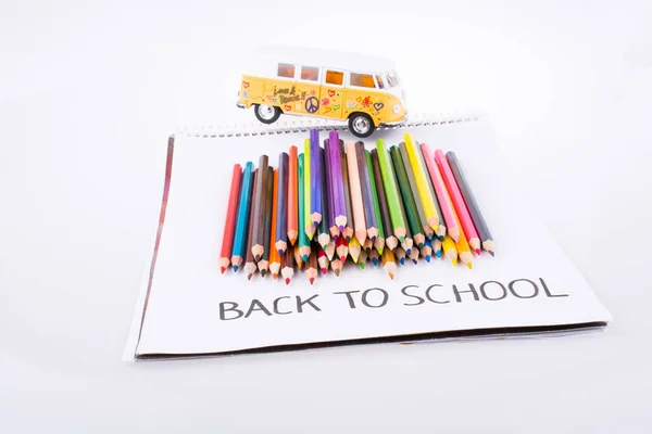 Crayons de couleur, van et titre de retour à l'école — Photo