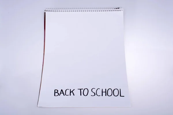 Notebook e de volta ao título da escola — Fotografia de Stock