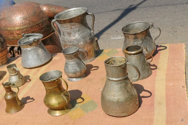 Venta de utensilios de cocina de metal viejo en bazar — Foto de Stock