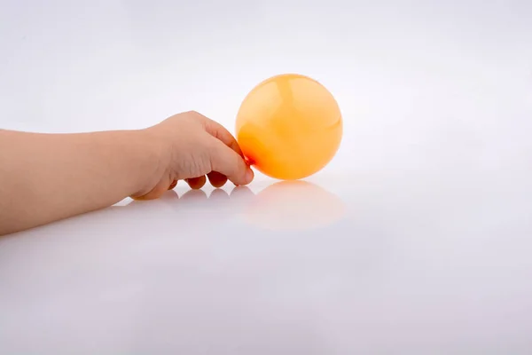 Petit ballon coloré à la main de l'enfant — Photo