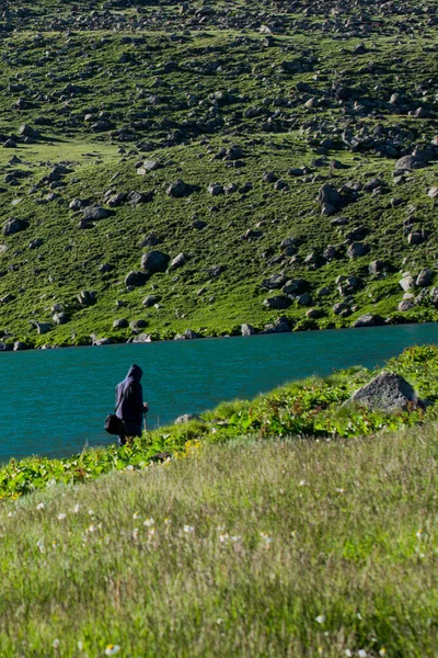 Lago Highland em fundo natural verde em Artvin — Fotografia de Stock