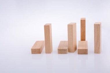 Hesap makinesi ve hesap makinesi ve beyaz arka plan üzerinde ahşap domino