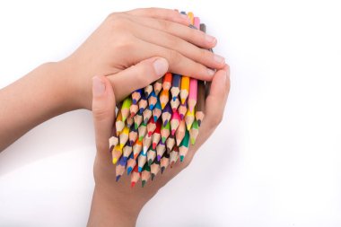 renkli kalemler tutan el