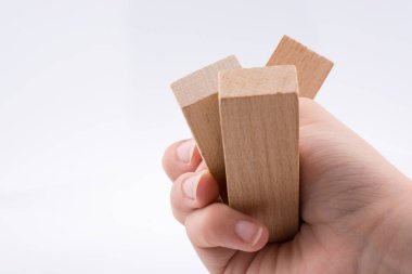 Ahşap yapı taşları ile oynarken el