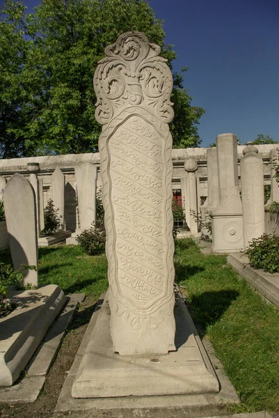 Arte em pedra do túmulo otomano no cemitério — Fotografia de Stock