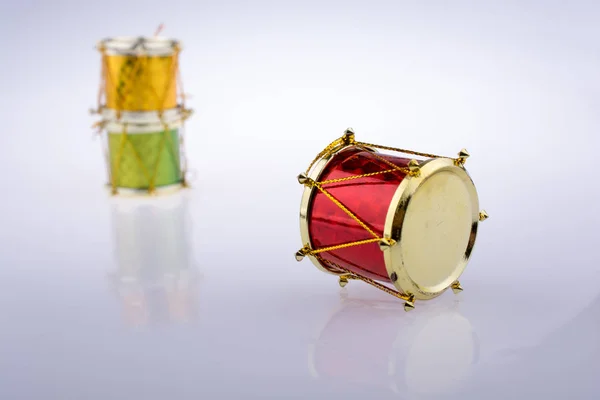 Kleine kleurrijke speelgoed-drums — Stockfoto