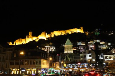 Tiflis Old Town gece görünümü