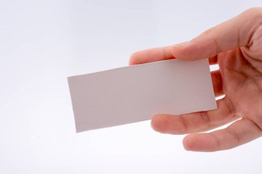 Bir not kağıdı tutan el 