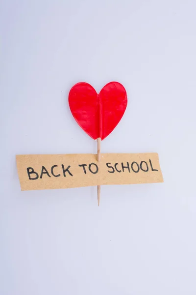 O título de volta à escola e uma forma de coração — Fotografia de Stock