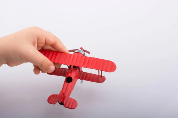 Маленькая металлическая модель самолета в детской руке — стоковое фото