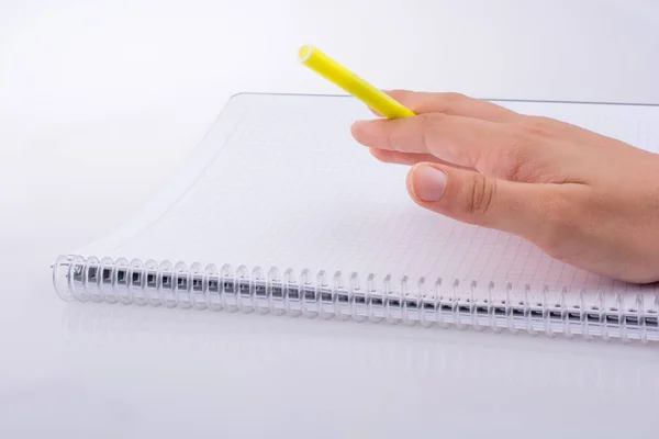 Escribir a mano en un cuaderno — Foto de Stock