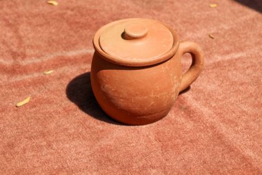 Toprak kap Satılık gösterilen sertleşmesine